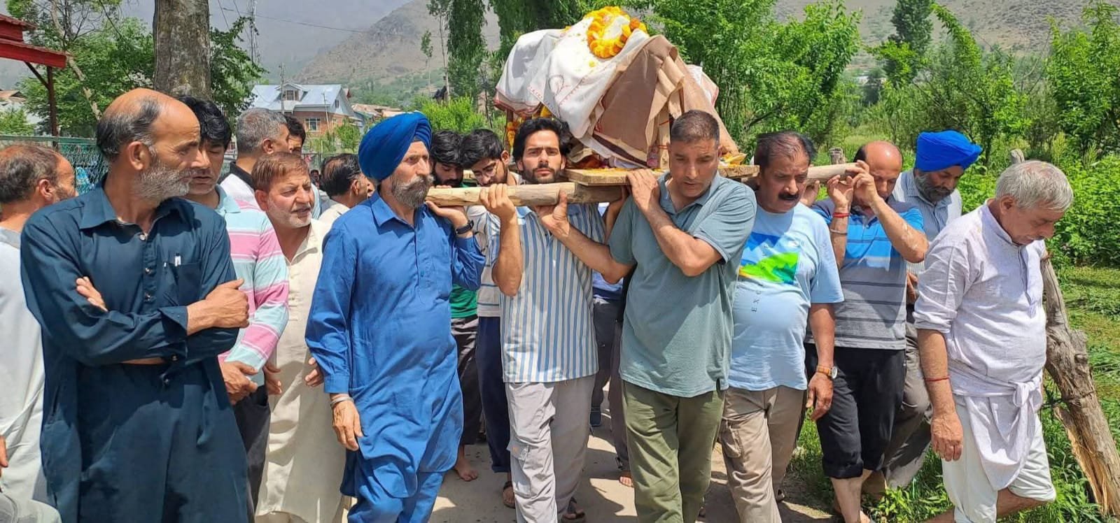 Interfaith Brotherhood Shines in Tral as Muslims, Sikhs Join Last Rites of Pandit Woman