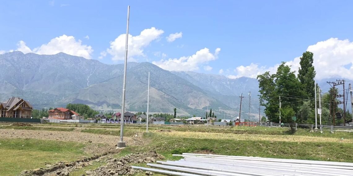 PDD Stops Electric Pole Installation Work on Ring Road 2A in Ganderbal Following Alleged Irregularities