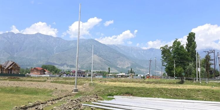 PDD Stops Electric Pole Installation Work on Ring Road 2A in Ganderbal Following Alleged Irregularities