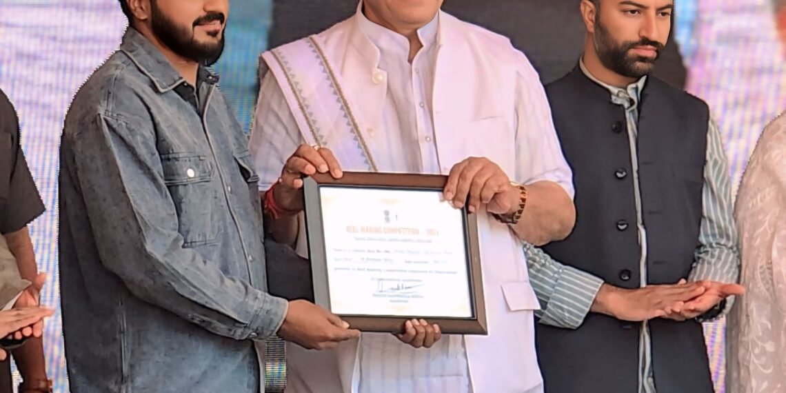 LG Manoj Sinha Honours Asian Nama Editor-in-Chief Ehsaan Yousf at Mega Anti-Drug Padyatra in Ganderbal