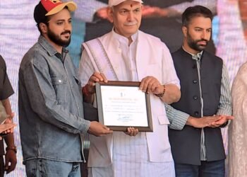 LG Manoj Sinha Honours Asian Nama Editor-in-Chief Ehsaan Yousf at Mega Anti-Drug Padyatra in Ganderbal
