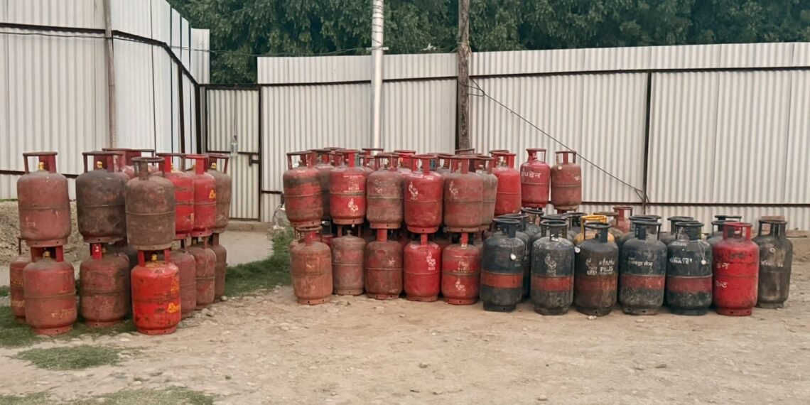 GANDERBAL POLICE CRACKS DOWN ON ILLEGAL LPG CYLINDER HOARDING; LARGE QUANTITY OF CYLINDERS SEIZED