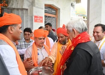LG Manoj Sinha Pays Obeisance at Ancient Shri Gauri Shankar Mandir in Kishtwar, Orders Revival of Temple Pond