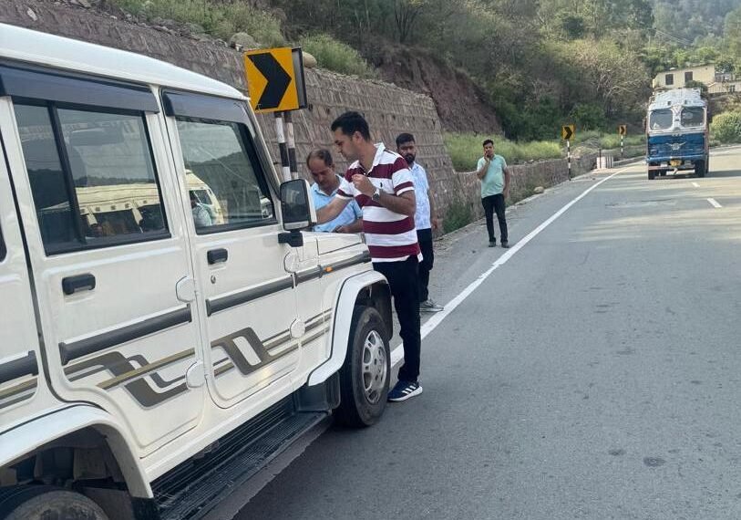 MVD Rajouri intensifies traffic enforcement drive on NH Rajouri-Poonch; 1 vehicle seized, 14 challaned, ₹24,900 fine imposed