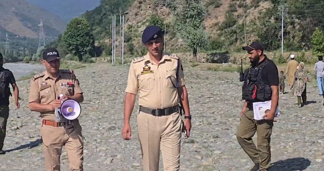 Ganderbal Police Continue Awareness Drive, Urge Public to Stay Away from Nallah Sindh