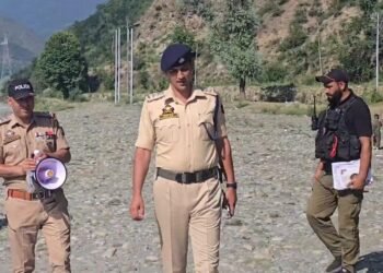 Ganderbal Police Continue Awareness Drive, Urge Public to Stay Away from Nallah Sindh