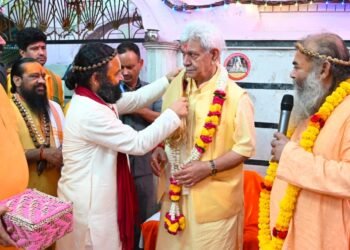 Lieutenant Governor pays obeisance at ancient Shri Ram Mandir at Purani Mandi Jammu