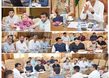 Div Com Kashmir urges fruit growers to leverage railway freight services for economical transportation