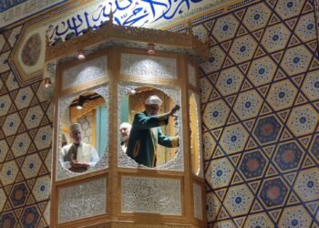 Dargah Hazratbal filled with devotees as ‘Moi-e-Muqaddas’ displayed on Eid-e-Milad-un-Nabi (SAW)