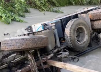 Tipper Plunges Into Canal in Ganderbal, No Casualties