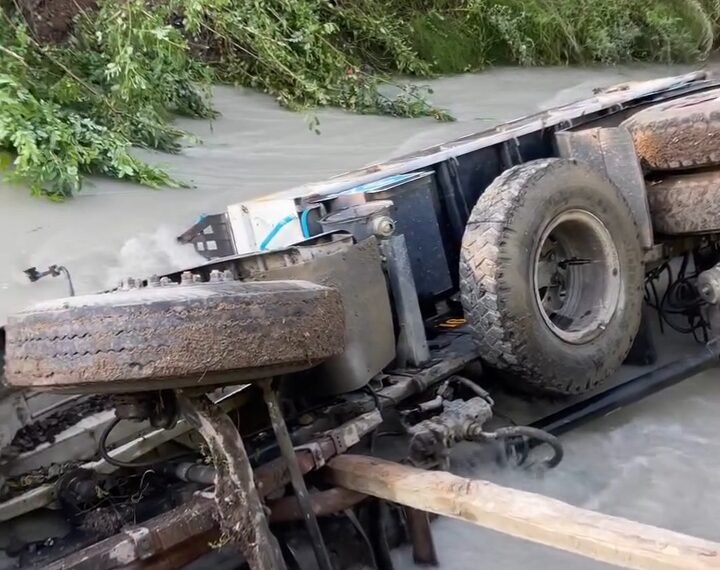 Tipper Plunges Into Canal in Ganderbal, No Casualties