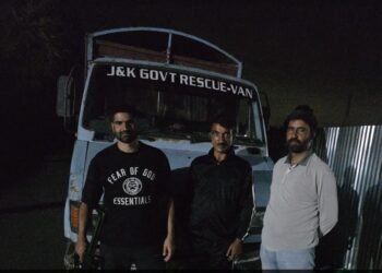 Leopard Spotted Roaming in Ganderbal Village, Residents Panic