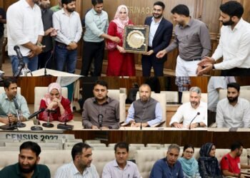 Srinagar District Administration bids warm farewell to outgoing ADDC Rifat Aftab Qureshi