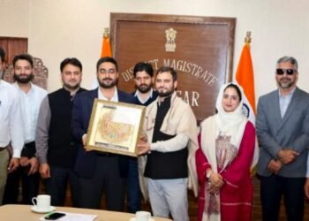 Srinagar District Admin bids affectionate farewell to outgoing SDM West Irfan Bahadur